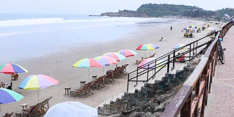 Adolescentes desaparecen tras ser arrastrados por fuerte corriente en Montañita