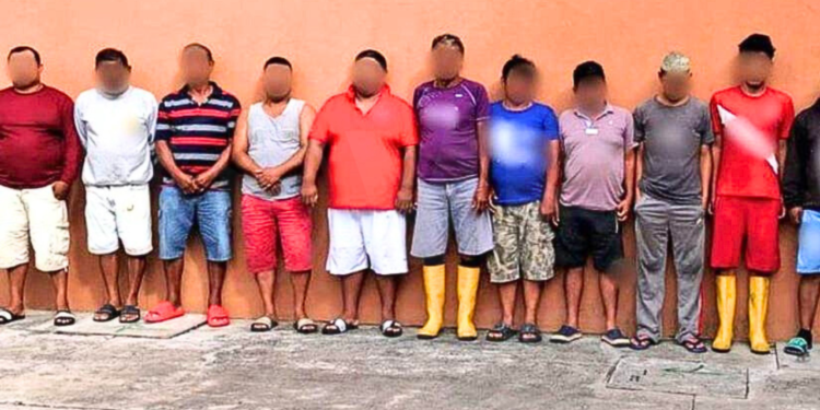 14 personas fueron detenidas en la costa de Manta porque movilizaban 3 200 galones de combustible sin permisos