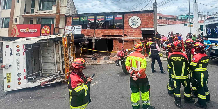 Camión recolector de basura se volcó y chocó contra una vivienda en Quito
