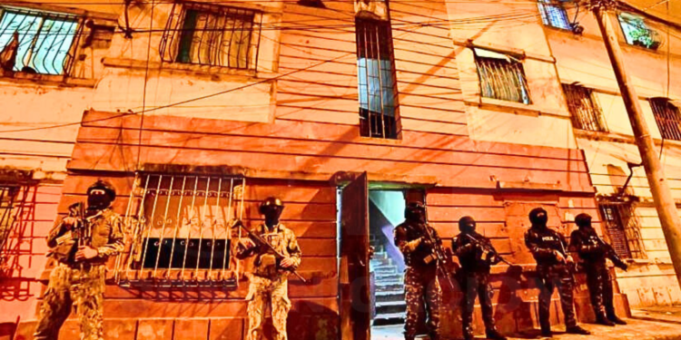 Más de mil agentes intervienen las Casas Colectivas de la calle Gómez Rendón, en Guayaquil