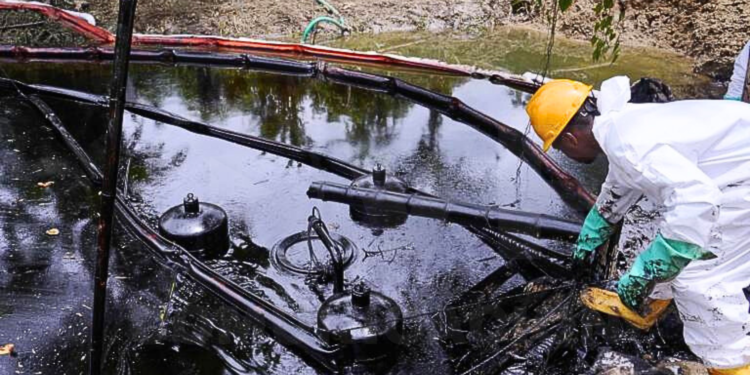 Petroecuador transfiere 700 mil dólares para compensar a familias afectadas por derrame de crudo en Esmeraldas