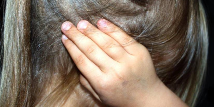 Adolescente de 13 años víctima de abuso sexual en vía pública en Azuay