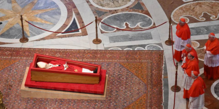 El féretro del papa Francisco llegó a la basílica de San Pedro