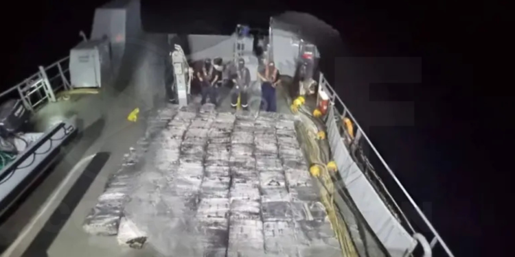 Golpe al narcotráfico en Galápagos: Incautan 71 bultos de droga en barco atunero