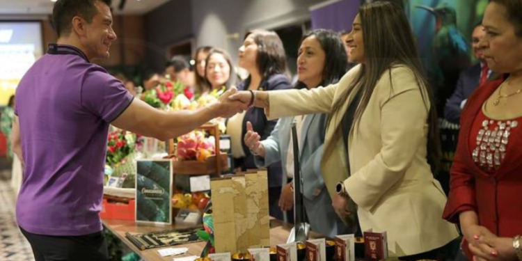 Daniel Noboa se reunió en Madrid con migrantes y emprendedores ecuatorianos