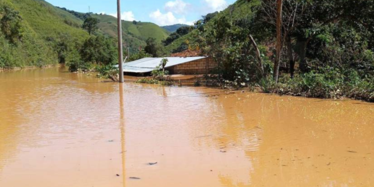 Deslizamientos taponan quebradas y aíslan zonas en el cantón Chaguarpamba, Loja