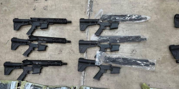 Armas camufladas en parlantes iban a aeropuerto de Guayaquil