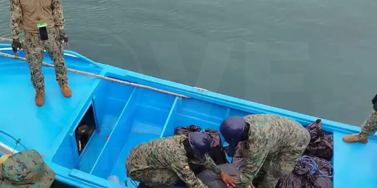 Armada decomisa 63 bultos de droga cerca de Salinas