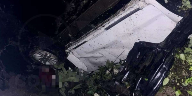 Auto cae a abismo; un muerto y tres heridos en Cuenca