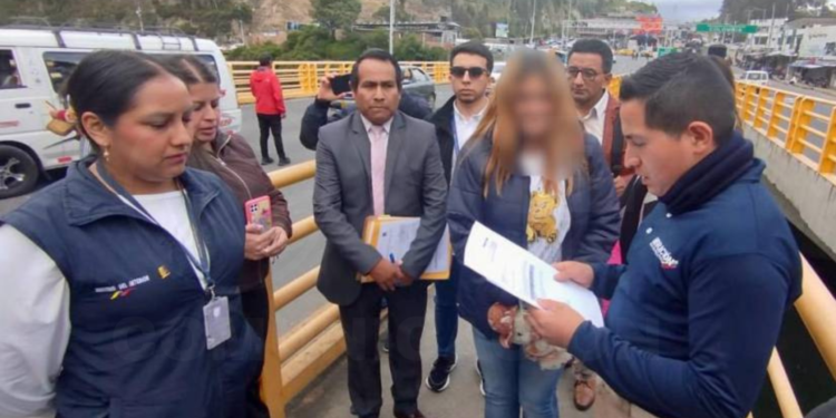 Adolescente ecuatoriana rescatada en Colombia regresa a Ecuador