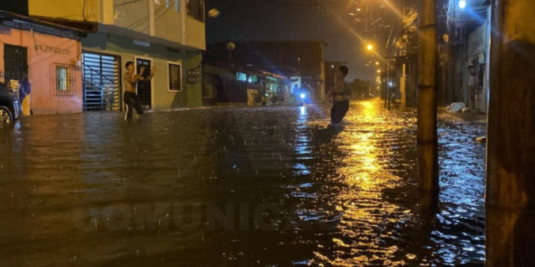 Tormenta eléctrica en Guayaquil deja varios puntos de la ciudad inundados