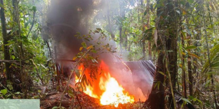 Una refinería ilegal de combustible fue destruida en Sucumbíos