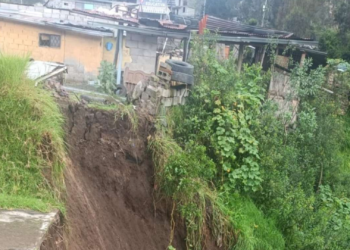Vivienda en riesgo tras deslizamiento de tierra en Conocoto