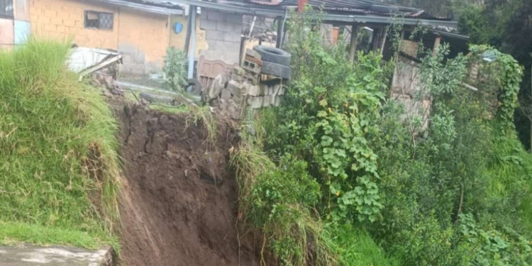 Vivienda en riesgo tras deslizamiento de tierra en Conocoto