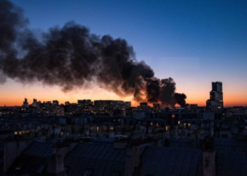 Incendio de gran magnitud azota el norte de París