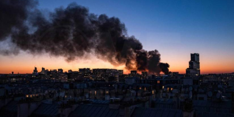 Incendio de gran magnitud azota el norte de París