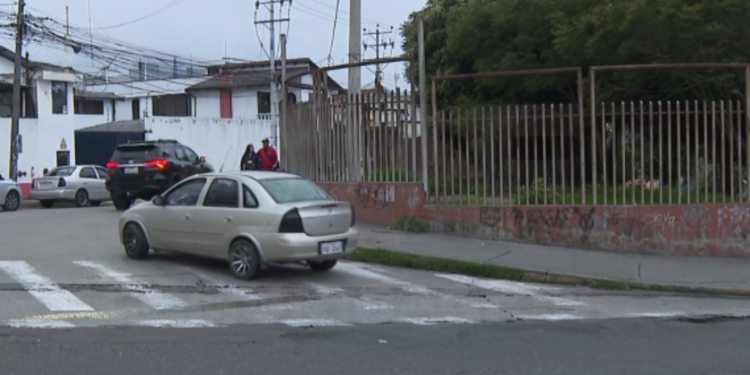 Mujer hallada muerta en auto en Carcelén; investigan femicidio