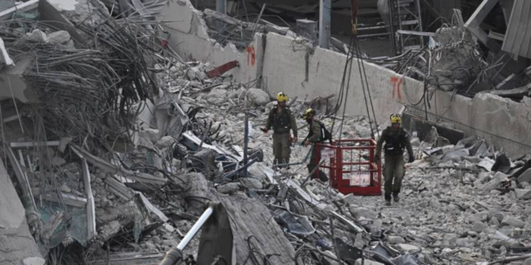 Una mujer sobrevivió 91 horas bajo los escombros tras el terremoto en Birmania