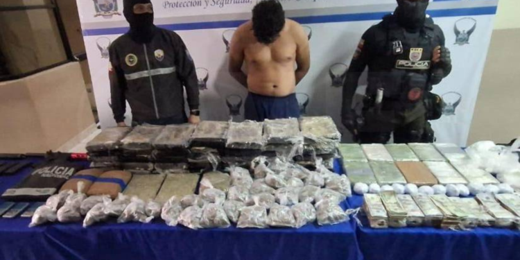 Detenido en Guayaquil con droga, dinero falso y prendas de policía