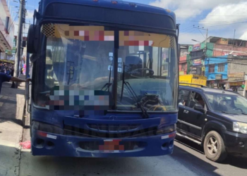 Hallan un bus de pasajeros quemado en Quito