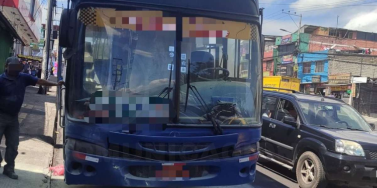 Hallan un bus de pasajeros quemado en Quito