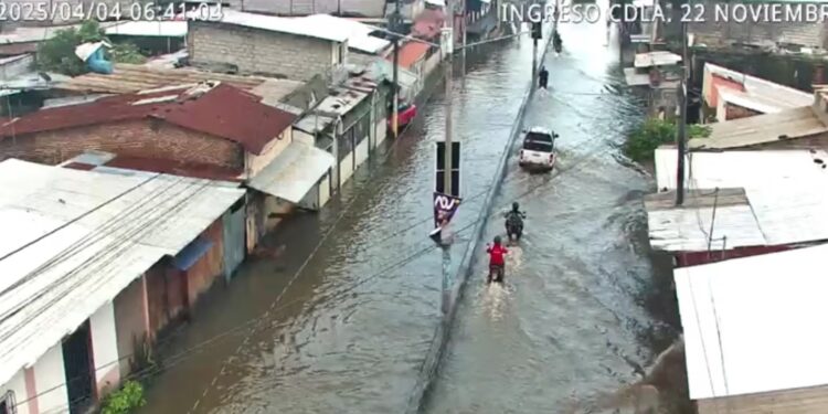 Inundaciones en Milagro dejan 2.000 familias damnificadas