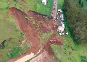 Ocupantes de dos autos quedaron sepultados por un deslave de gran magnitud en Bolívar