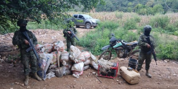 Ejército Ecuatoriano ejecuta operaciones en Vicín, Loja