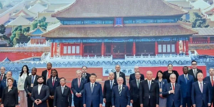 Ecuador y China buscan fortalecer inversión en vialidad y energía