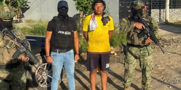 Ejército Ecuatoriano decomisa armas y municiones en operación militar en Shushufindi