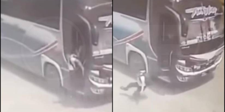 Trabajador de bus empuja a estudiante y casi lo mata