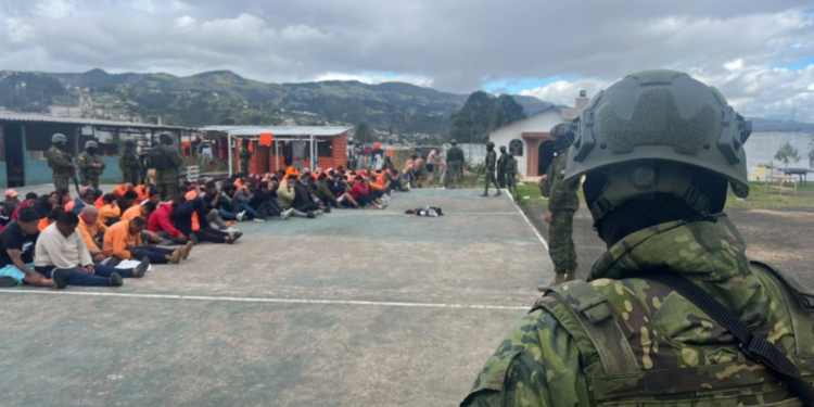 Operativo en CPL Cañar: Ejército incauta arsenal de objetos prohibidos