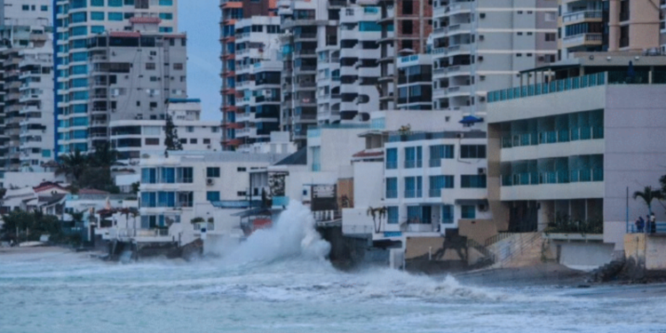 Oleaje y aguaje causan estragos en la costa ecuatoriana