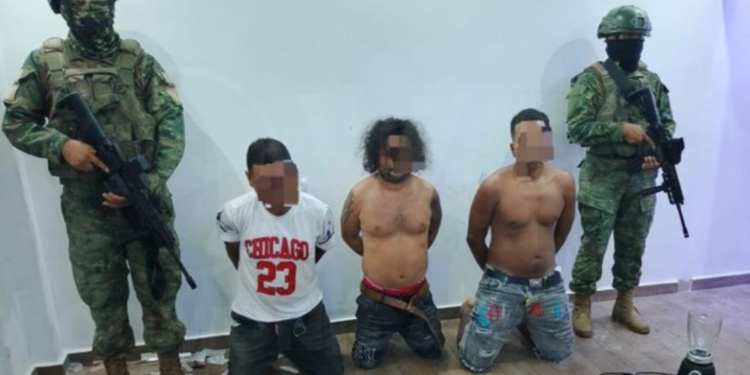 Ejército desarticula punto de droga en El Carmen y detiene a tres