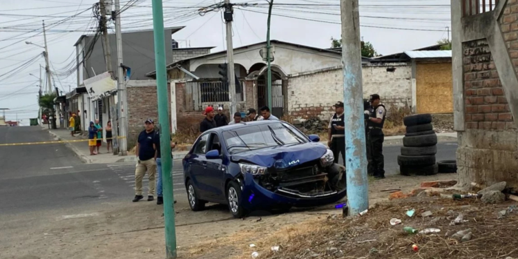 Hombre fue baleado y asesinado dentro de un vehículo en la vía Interbarrial de Manta