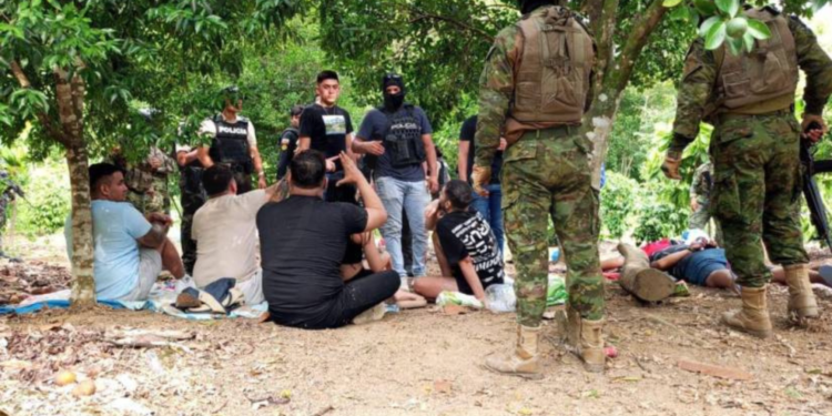 FFAA rescatan a cinco secuestrados y abaten a delincuente en Santa Elena