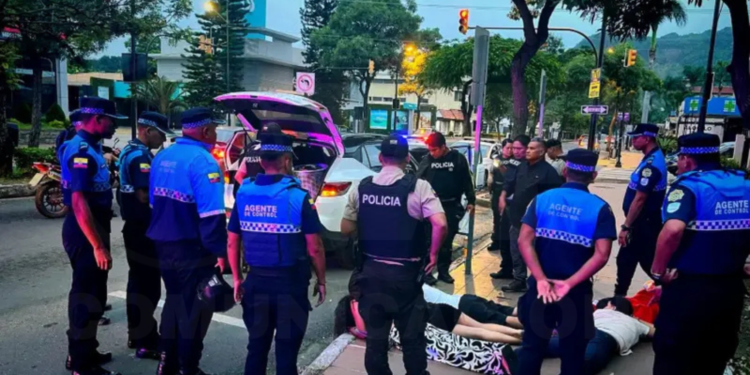 Urdesa: 6 detenidos en auto robado con arma de juguete