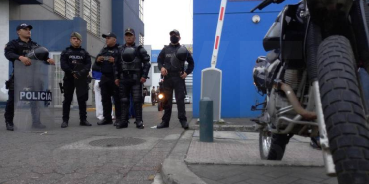 Tres presos fugan por techo del Cuartel Modelo