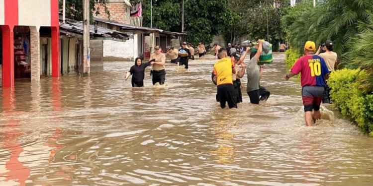 Familias fueron evacuadas tras desbordamiento de río Zamora