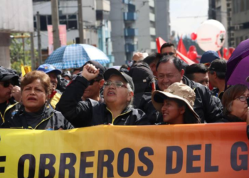 Movimientos sindicales marchan en Quito por el Día del Trabajador
