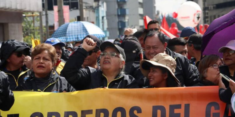 Movimientos sindicales marchan en Quito por el Día del Trabajador