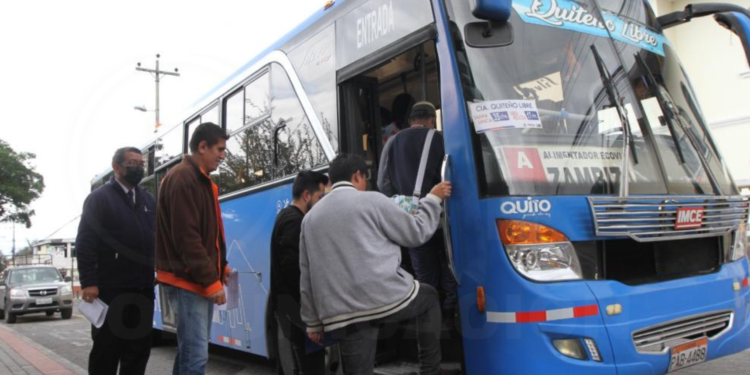 Seis hombres armados asaltando un bus interparroquial de Quito