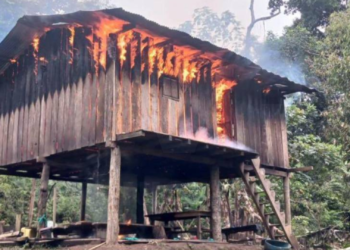 Campamento minero con polígono de tiro destruido en Alto Punino