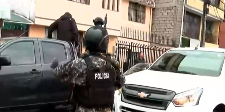 Armas y explosivo al descubierto en operativo policial en Solanda