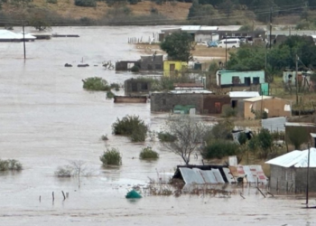 Al menos siete muertos y escolares arrastrados por inundaciones y nieve en Sudáfrica