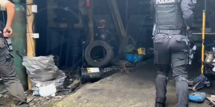 Policía allana 21 locales de autopartes en operativo