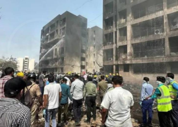 Avión con más de 240 pasajeros se estrella tras despegue en India