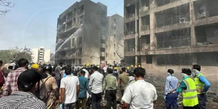 Avión con más de 240 pasajeros se estrella tras despegue en India