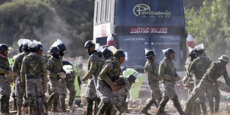 Cuatro policías muertos en violentas protestas de seguidores de Morales