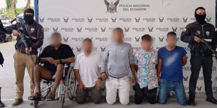 Detienen a cinco en Esmeraldas con vehículo robado en Quito